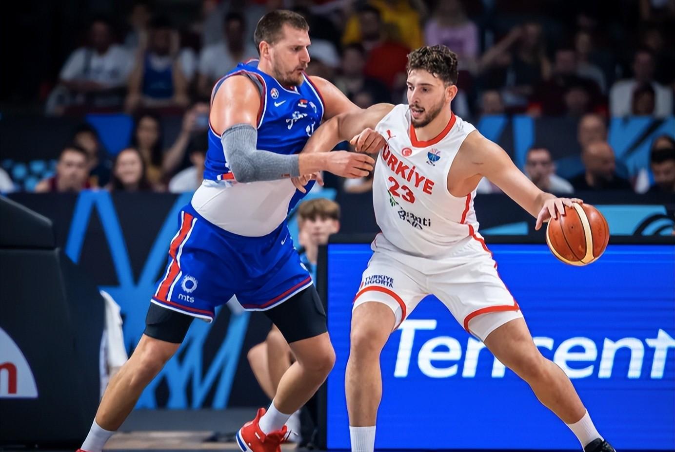 强强碰撞！双方队伍实力对决，比赛紧张刺激