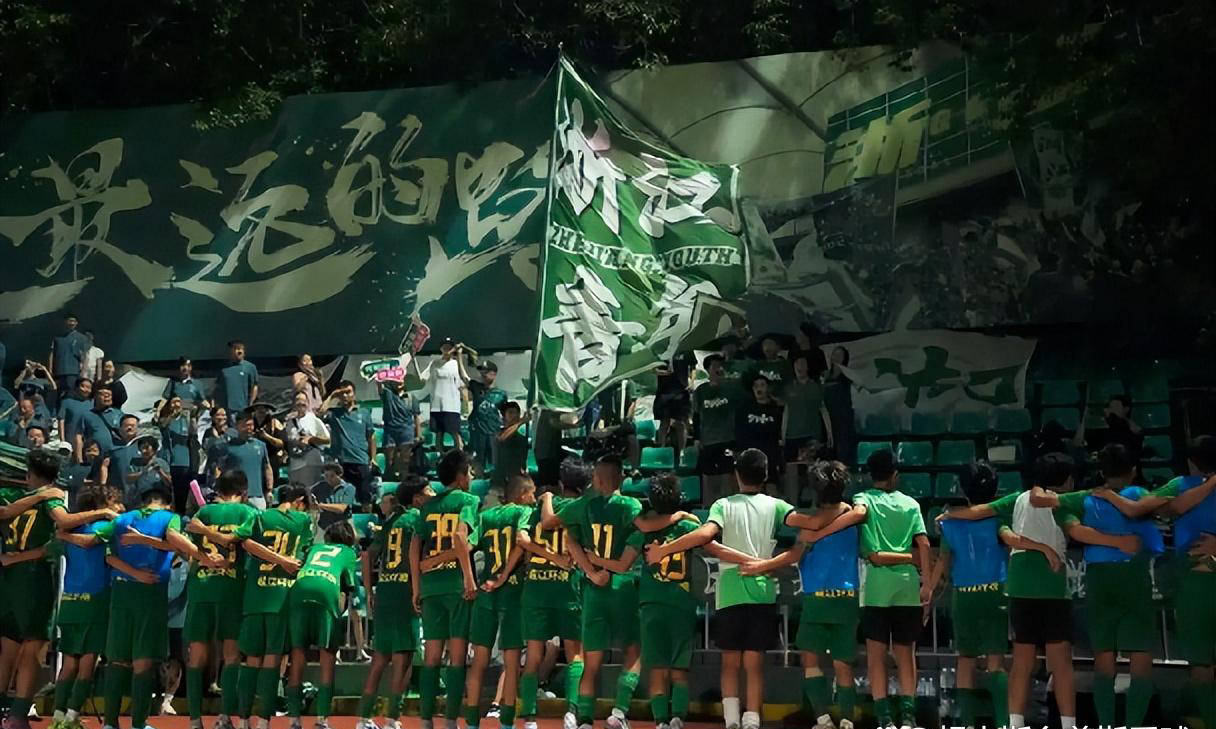 包含球队转会窗口大动作，多名球员正式加盟的词条