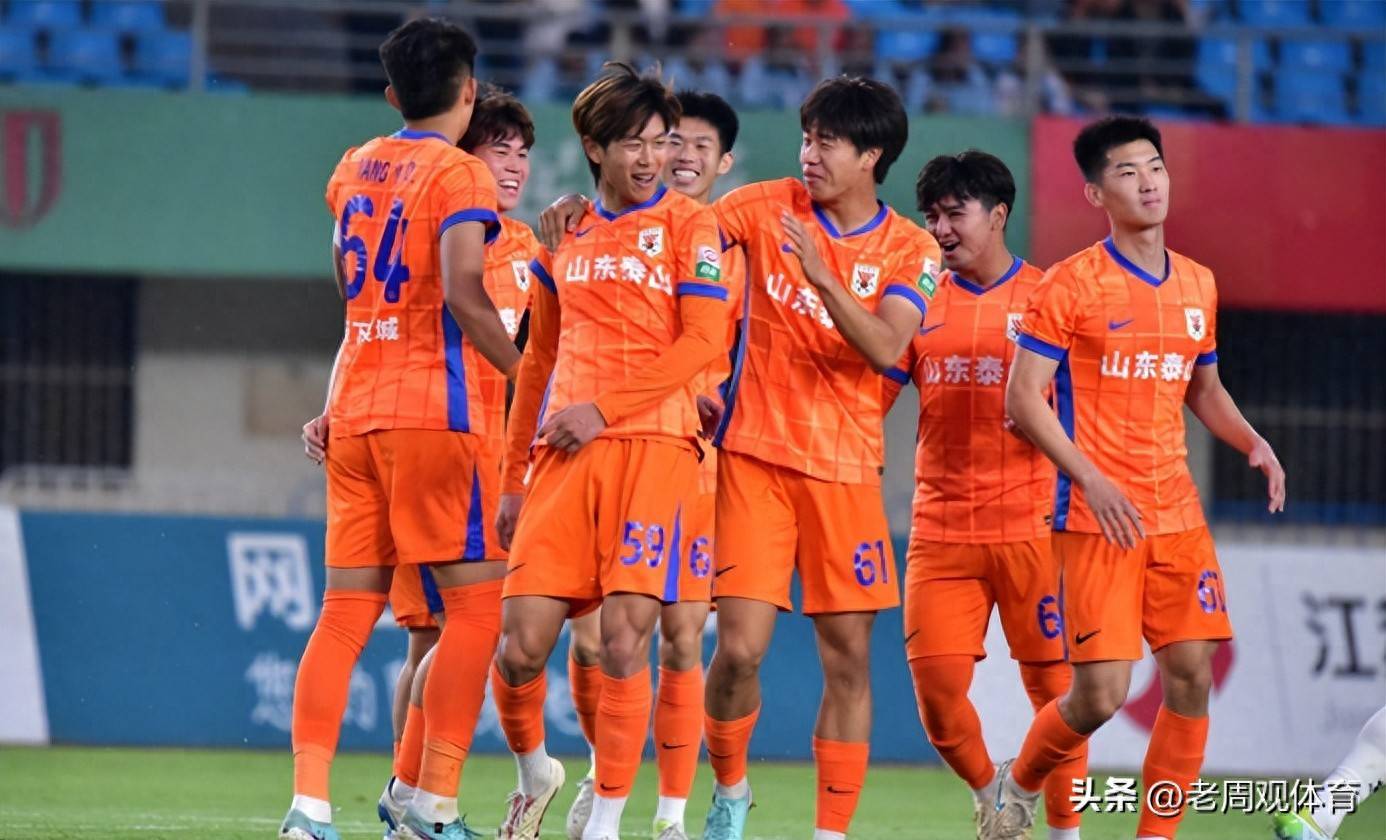 完美体育赛事官方-教练战术调整，球队实力大幅提升迎新挑战(教练员非常耐心不厌其烦地给队员们讲解战术安排)