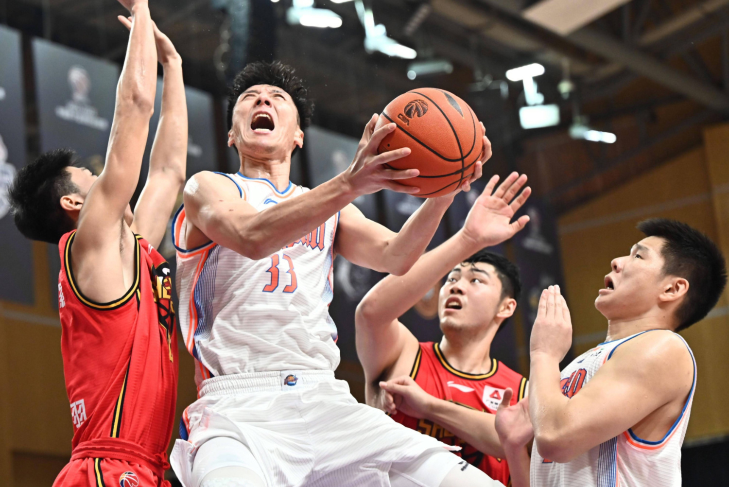 关于战无不胜，球员们团结一心向着胜利迈进的信息